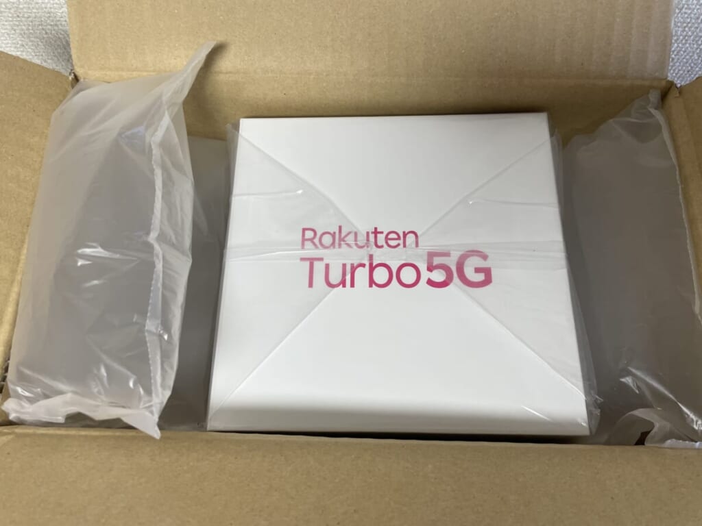 配送箱を開封したRakuten Turbo 5Gの製品パッケージ