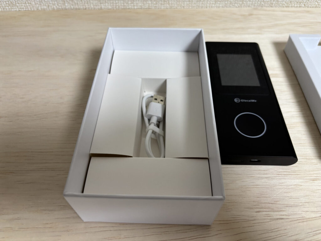 Numen Air U50と付属のUSBケーブル