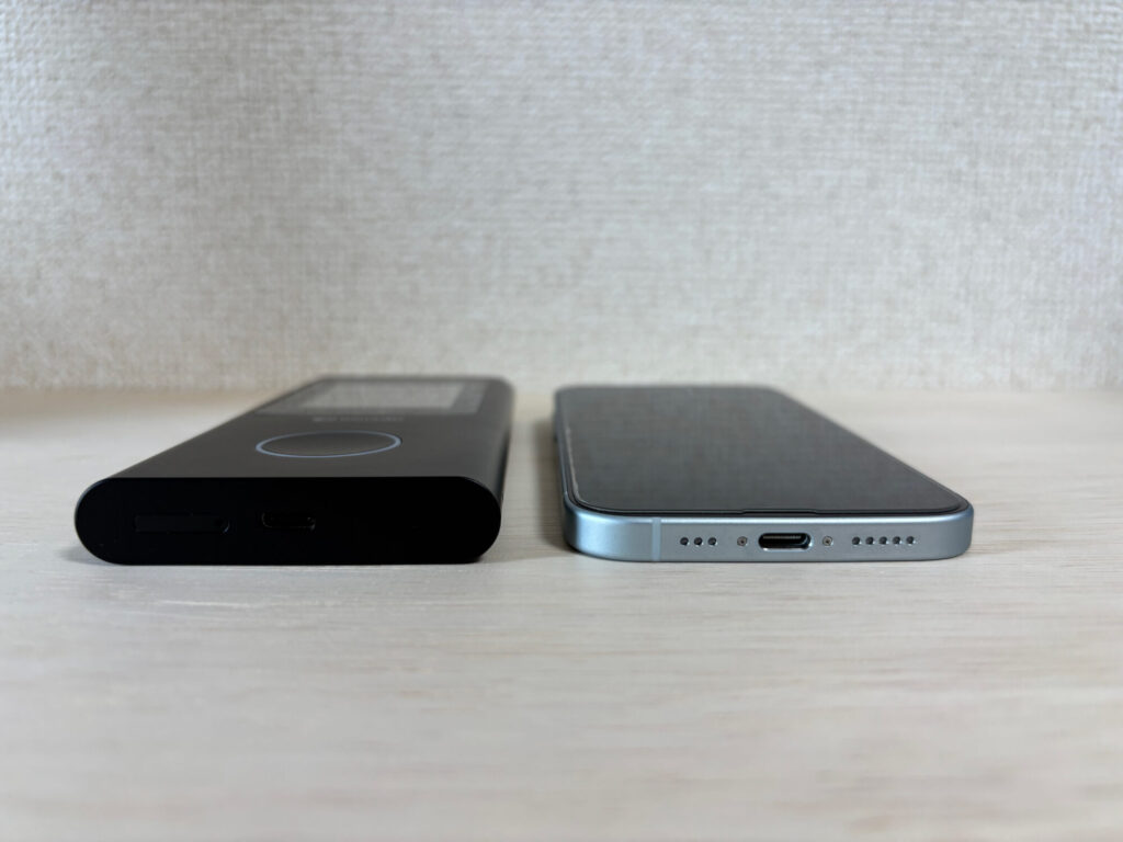 Numen Air U50とiPhone15の厚さ比較